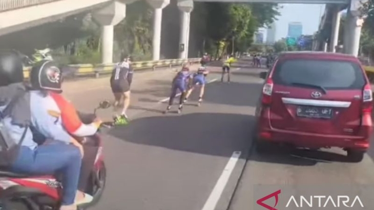 Polisi Pastikan Selidiki Pemain Sepatu Roda di Tengah Jalan Gatot Subroto