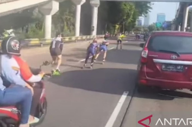 Polisi Pastikan Selidiki Pemain Sepatu Roda di Tengah Jalan Gatot Subroto
