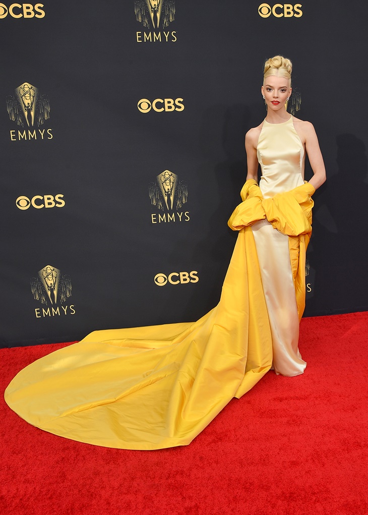 Busana Terbaik Emmy Awards 2021, Ratu Catur Curi Perhatian