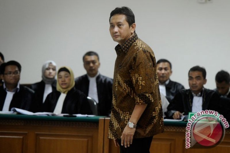 Mantan Kadishub DKI Jakarta Udar Pristono memberikan kesaksian pada sidang dugaan korupsi Bus Transjakarta dengan terdakwa Drajad Adhyaksa dan Seyito Luhu di pengadilan Tipikor Jakarta, Senin (3/11). ANTARA FOTO/Wahyu Putro A