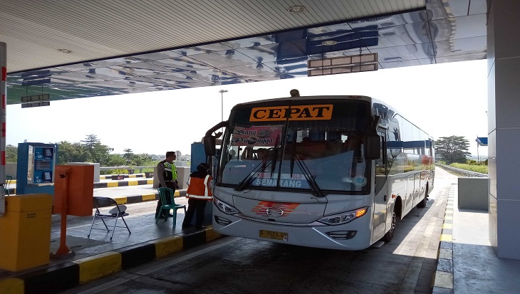Kendaraan umum bus AKDP dan kendaraan pribadi melintas masuk di Gerbang Tol (GT) Ngemplak ruas Solo-Ngawi, Kamis (23/4). (MP/Ismail)