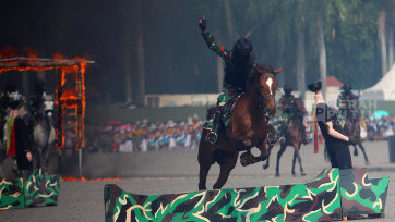 Aksi Detasemen Kavaleri Unjuk Gigi dalam Puncak Peringatan HUT ke-79 TNI di Monas