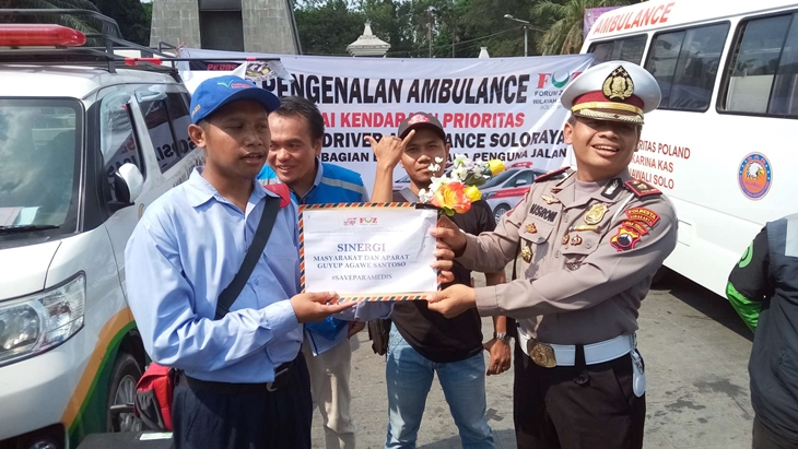 Perwakilan Ambulan Layanan Umat, Arif Lutfi memberikan sosialisasi pada warga terkait pamanfaatan mobil ambulans di Solo, Jawa Tengah, Senin (30/9). (MP/Ismail)