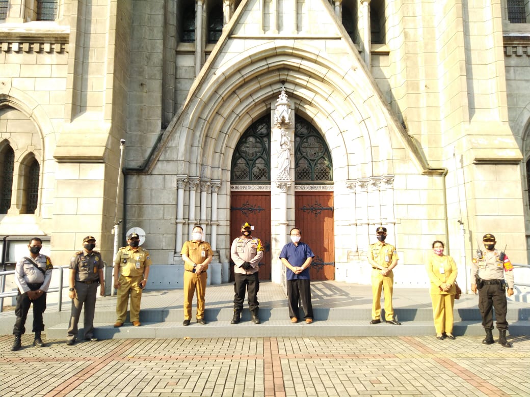 Kepolisian mengecek langsung protokol kesehatan di Gereja Katedral, Jakarta Pusat. (Foto: MP/Kanugrahan)
