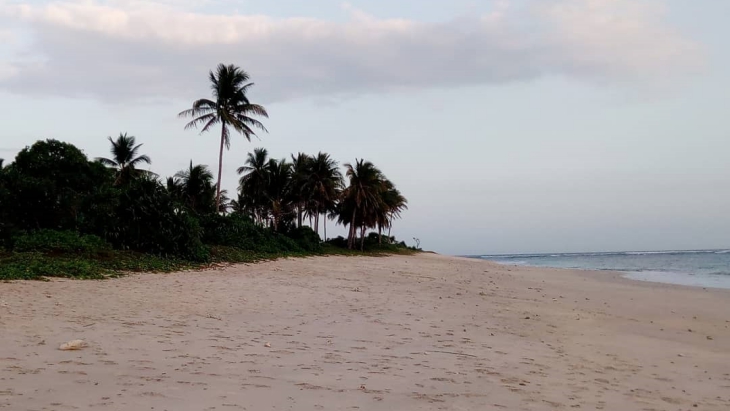 Di Pantai Kerewei, Menikmati Pesona Pantai yang Berbeda 