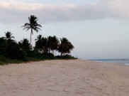 Di Pantai Kerewei, Menikmati Pesona Pantai yang Berbeda 