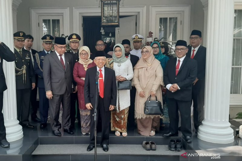 Wakil Presiden terpilih KH Ma'ruf Amin menyampaikan pernyataan di rumah dinas Jalan Situbondo Nomor 16, Menteng, Jakarta Pusat, Minggu (20/19/2019) (ANTARA News/Ho)