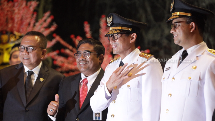 Di Hadapan Warga Jakarta, Sandiaga Bagi-bagi Atribut Seragam Pelantikan