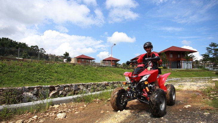 Jeep Station Indonesia Resort, Memandangi Gunung Pangrango di Kejauhan