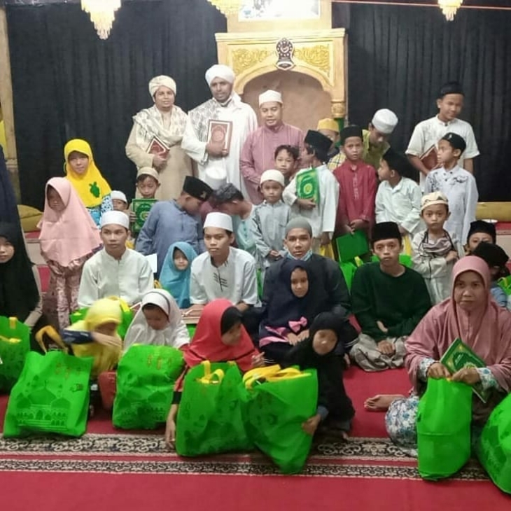 Bagi kebahagian saat Idul Fitri pada anak yatim piatu seperti yang dicontohkan Rasulullah SAW. (Foto: Instagram/@pencinta_anakyatim)