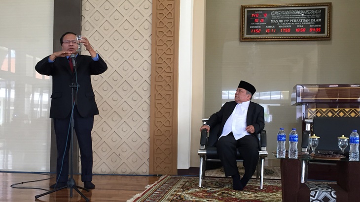 Ketua Umum Pimpinan Pusat Persatuan Islam (Persis), Aceng Zakaria bersama ekonom senior Rizal Ramli. (MP/Ponco Sulaksono)