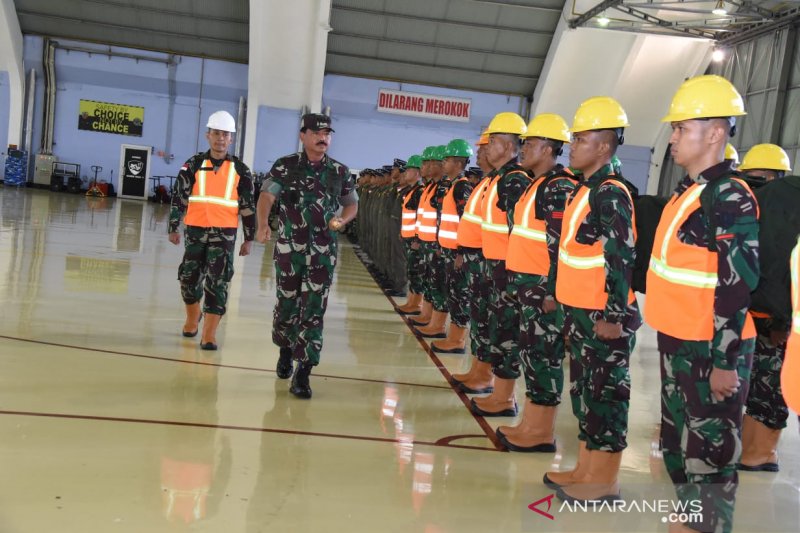 Panglima TNI Marsekal TNI Hadi Tjahjanto saat mengecek pasukan dalam upacara Pemberangkatan Satgas Garuda Operasi Bantuan Penanganan Kebakaran Hutan dan Lahan (Karhutla) di Australia, di Base Ops Lanud Halim Perdanakusuma, Jakarta Timur, Sabtu (1/2/2020). (ANTARA/HO Puspen TNI)