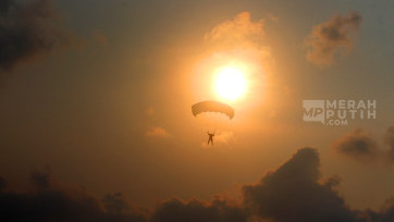 Atraksi Terjun Payung Meriahkan HUT Bhayangkara ke 78 di Monas