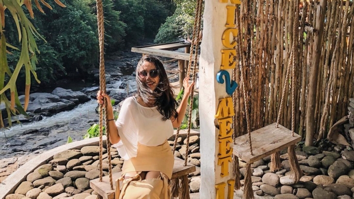Bermain ayunan sambil menikmati pemandangan air terjun di Gianyar Bali (Foto: instagram/@nandagiap