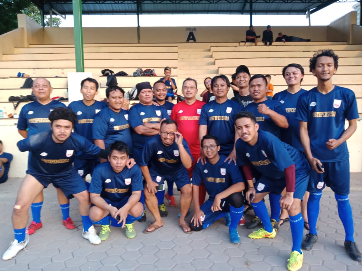 Pemilik Persis Solo, Vijaya Fitriyasa saat mengikuti pertandingan sepakbola persahabatan dalam rangka HUT ke-96 Persis Solo di Lapangan Kota Barat, Solo, Jawa Tengah, Minggu (10/11). (MP/Ismail)