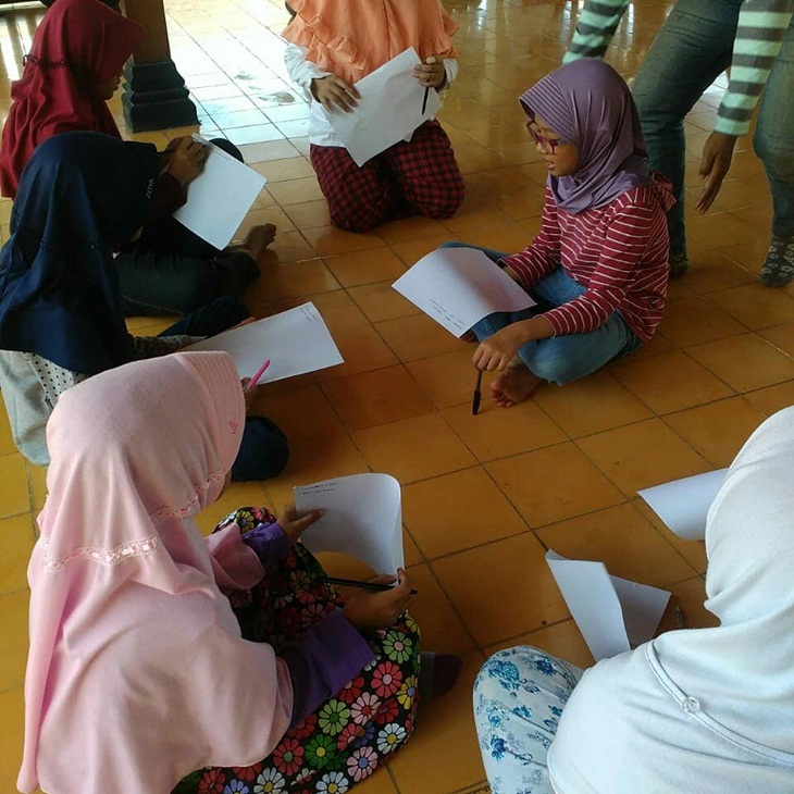 Anak-anak sedang menulis puisi di Pendopo Gamelan Yogyakarta. (Foto: Dok Sekolah Puisi Jogja)