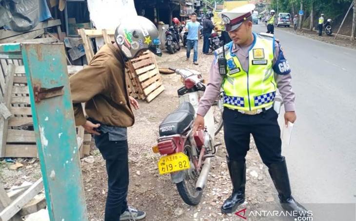 Pakai Motor Berpelat Negara Asing, Pengendara Ini Harus Berurusan dengan Polisi
