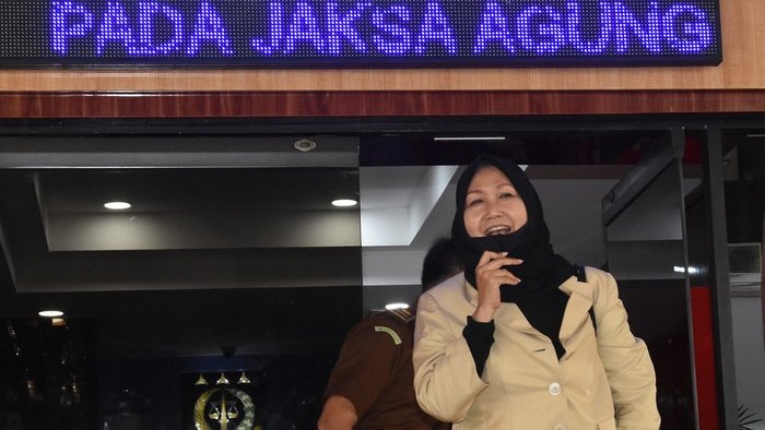 Pengacara Djoko Tjandra, Anita Kolopaking keluar ruangan usai menjalani pemerikaan di Gedung Jaksa Agung Muda Pengawasan Kejagung, Jakarta, Senin (27/7). ANTARA FOTO/Indrianto Eko Suwarso/pras.