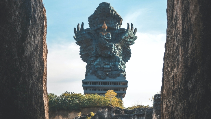 Menparekraf Sandiaga Uno menanggapi penutupan sementara ini (Foto: Unsplash/marvin meyer)