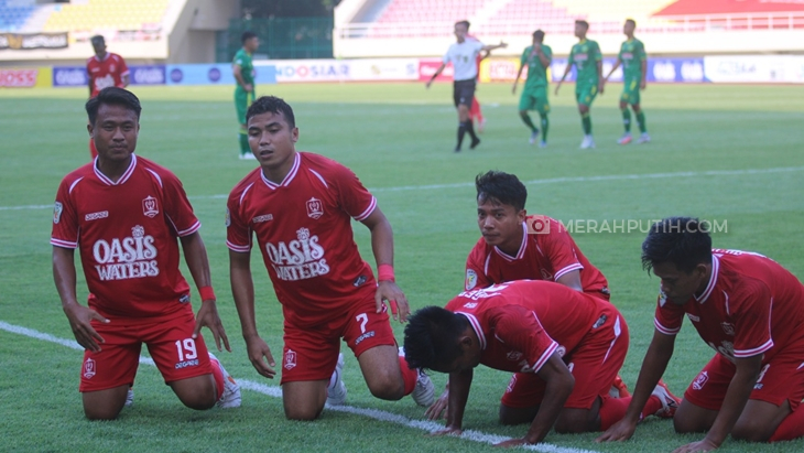   Pemain Persijap Jepara merayakan gol yang dicetak Crah Eka Angger pada laga Liga 2 di Stadion Manahan Solo, Senin (27/9). (MP/Ismail)