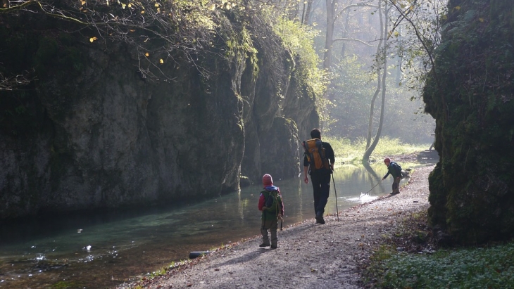 Tips dan Trik Mengajak Anak Naik Gunung