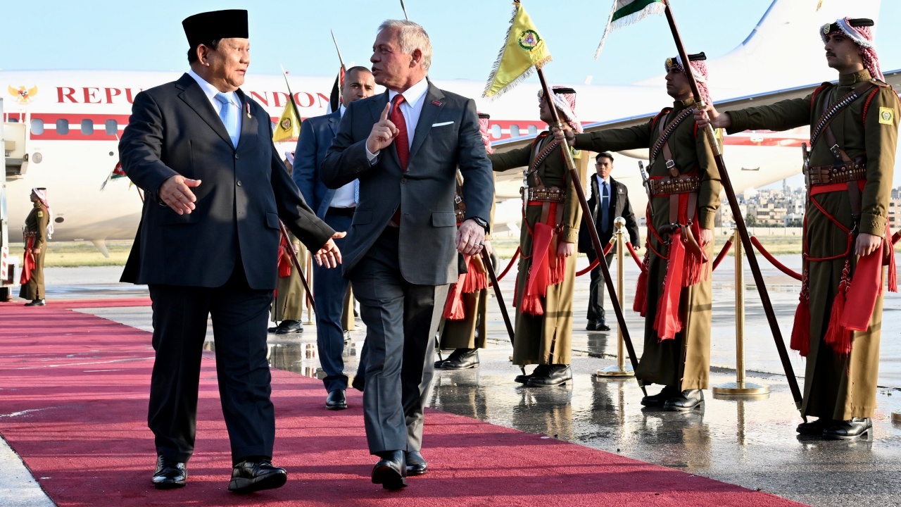 Prabowo Disambut Langsung Raja Yordania, Pesawat Kepresidenan Dikawal Jet Tempur
