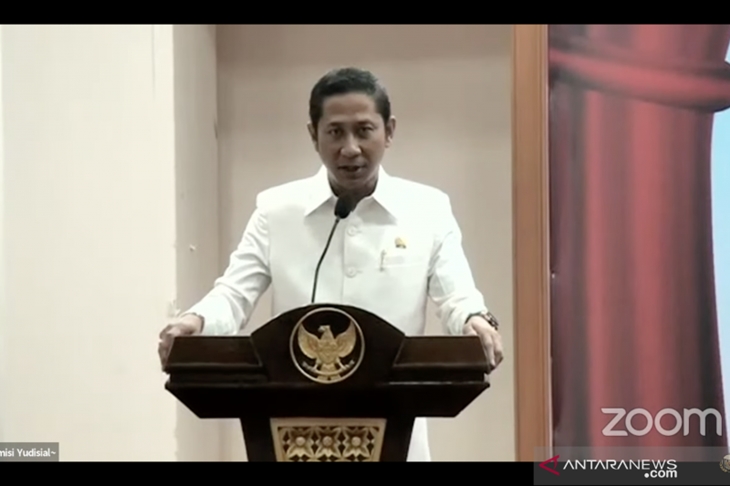 Tangkapan layar ketika Ketua Komisi Yudisial Republik Indonesia (KY RI) Mukti Fajar Nur Dewata memberi sambutan dalam seminar nasional bertajuk “Peran Komisi Yudisial dalam Silang Sengkarut Kasus Pertanahan di Pengadilan” yang disiarkan secara langsung di kanal YouTube Komisi Yudisial, Kamis (7/10/2021). ANTARA/Putu Indah Savitri