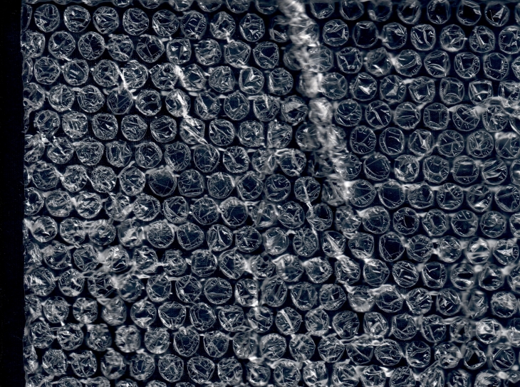 Bubble Wrap untuk menjaga barang elektronik (Foto: david-maier/unsplash