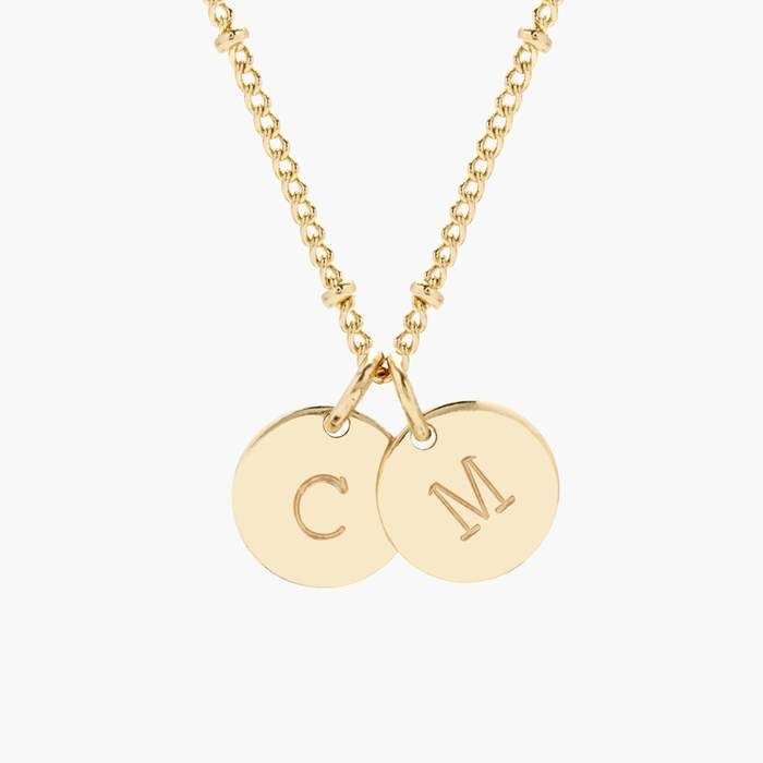 Kalung inisial bersama pasangan. (Foto Brook & York)