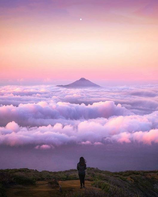 Di Kawah Ijen akan terlihat gunung lainnya. (Instagram/banyuwangipunya)