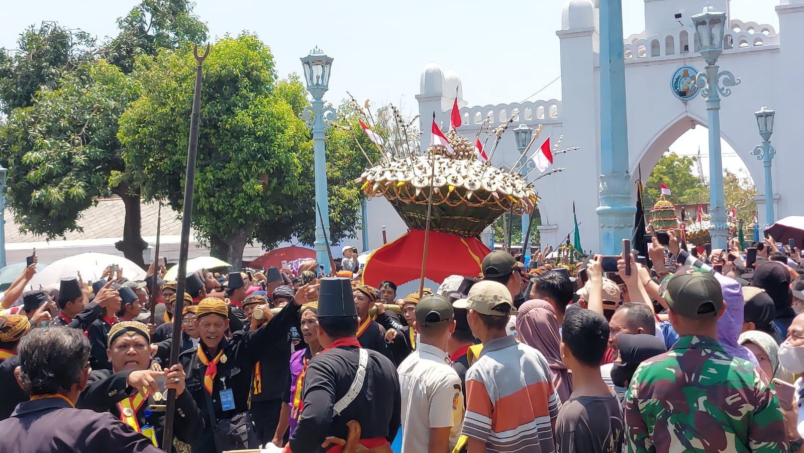 Warga jadi Korban Pencopetan saat Berebut Gunungan Maulid Keraton Surakarta