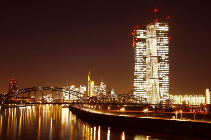 Kantor pusat Bank Sentral Eropa (ECB) difoto di depan cakrawala dengan menara perbankannya di Frankfurt, Jerman, 22 November 2017. ANTARA/REUTERS/Kai Pfaffenbach