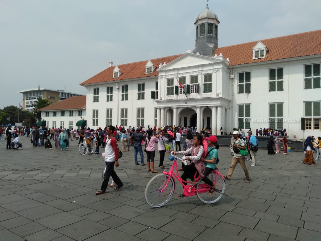 Pengunjung di Kota Tua, Jakarta Barat. Foto: MP/Kanugrahan