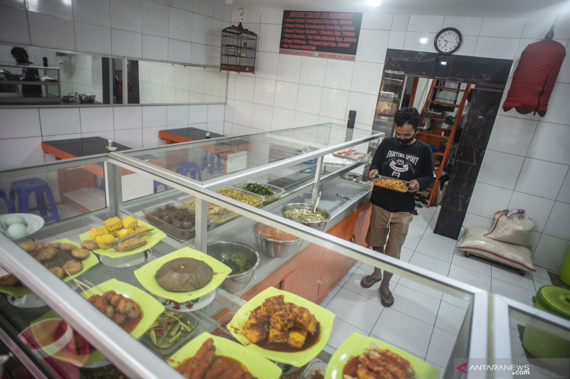 Pekerja menyiapkan lauk pauk di Warteg Subsidi Bahari, Pejaten, Jakarta, Kamis (22/7/2021). Pemerintah akan memberikan insentif usaha untuk warteg, warung dan pedagang kaki lima (PKL) sebesar Rp1,2 juta untuk satu juta penerima pada saat penerapan Pemberlakuan Pembatasan Kegiatan Masyarakat (PPKM). ANTARA FOTO/Aprillio Akbar