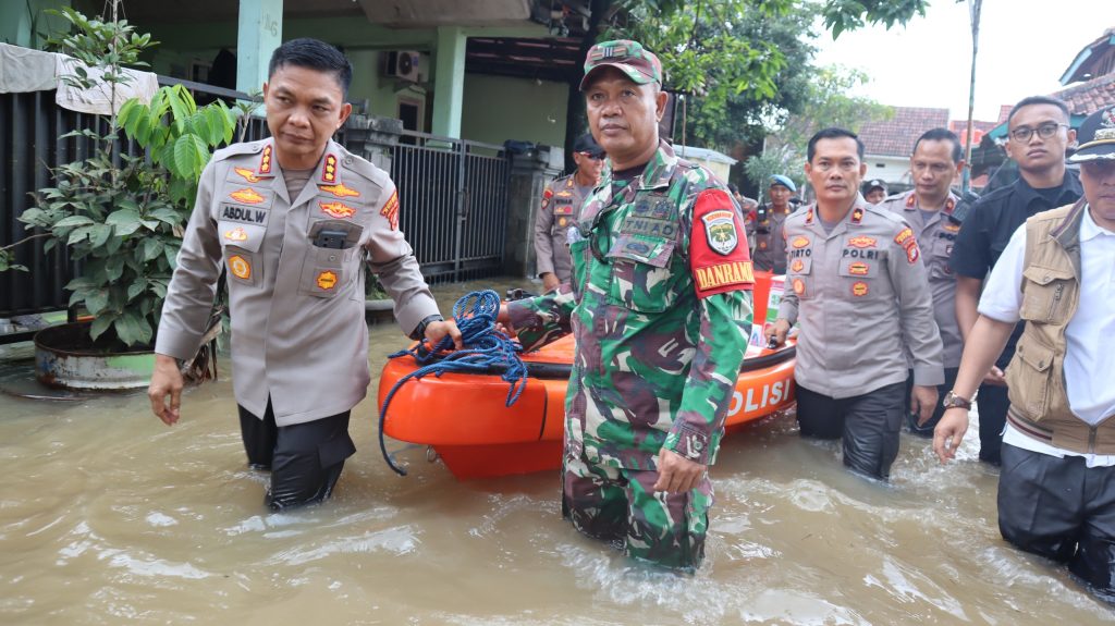Detasemen Perintis Polri Bantu Evakuasi hingga Beri Bantuan untuk Korban Banjir di Bekasi dan Depok