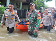 Detasemen Perintis Polri Bantu Evakuasi hingga Beri Bantuan untuk Korban Banjir di Bekasi dan Depok