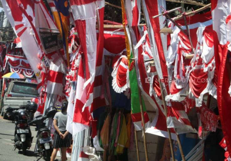 Omzet Penjualan Bendera Merah Putih di Surabaya untuk Agustusan Tidak Turun Drastis