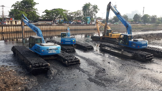 Antisipasi Banjir, Dinas SDA DKI Keruk Lumpur Kali Mookervaart