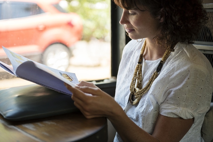 Pesanlan dengan bahasa yang sesuai dengan menu. (Foto: Pixabay/rawpixel)