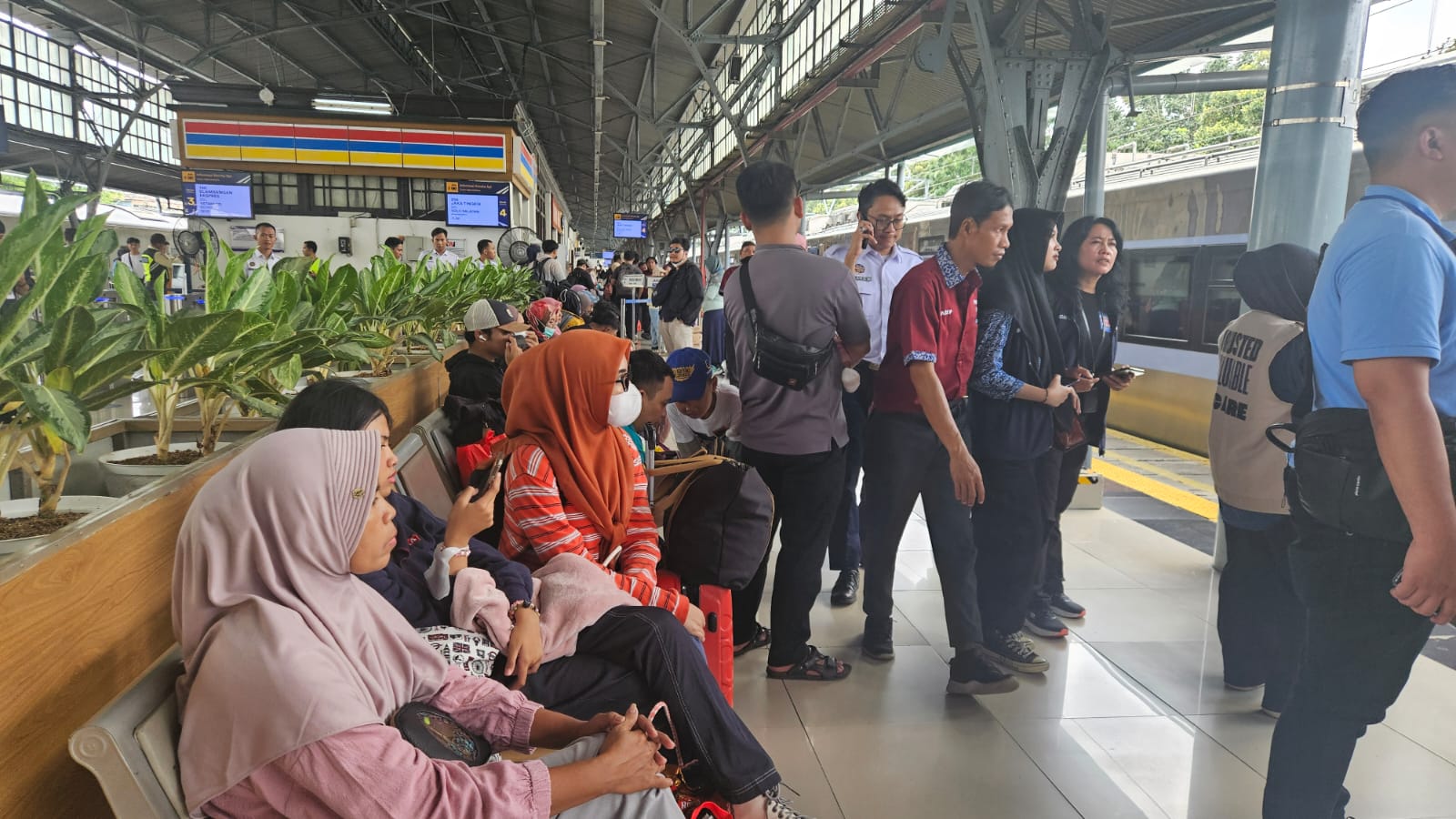  H-3 Lebaran: Puluhan Ribu Pemudik Berangkat dari Stasiun Pasar Senen dan Gambir