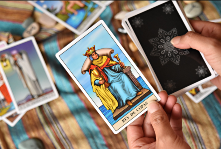 Ramalan Zodiak Tarot Hari Ini 20 Oktober 2026: Zodiak Kamu Punya Kejutan Apa?