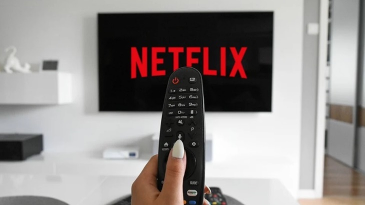 Waras Menahan Diri Pergi ke Bioskop Saat Pandemi dengan Menonton Netflix