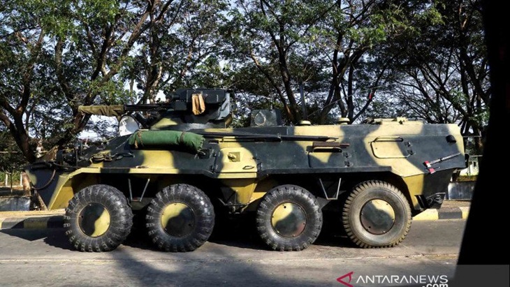 Personel militer berjaga di titik pemeriksaan di jalan yang menuju kompleks gedung Parlemen di Ibu Kota Naypritaw, Myanmar, Senin (1/2/2021). ANTARA FOTO/REUTERS/Stringer/wsj.