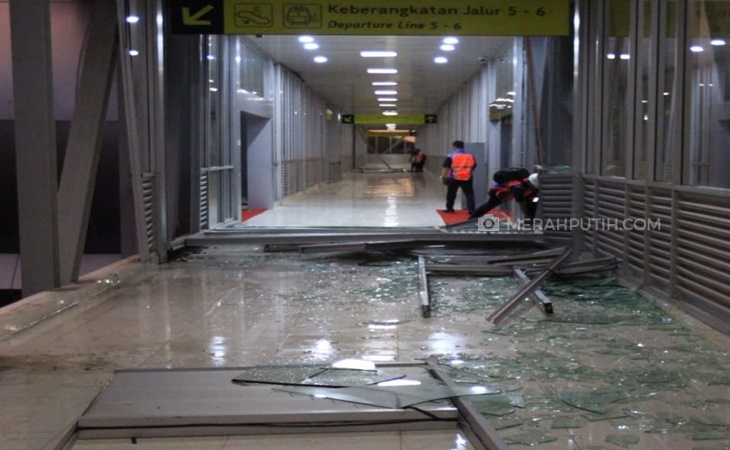  Skybridge Stasiun Solo Balapan-Terminal Tirtonadi Hancur Diterjang Angin Ribut
