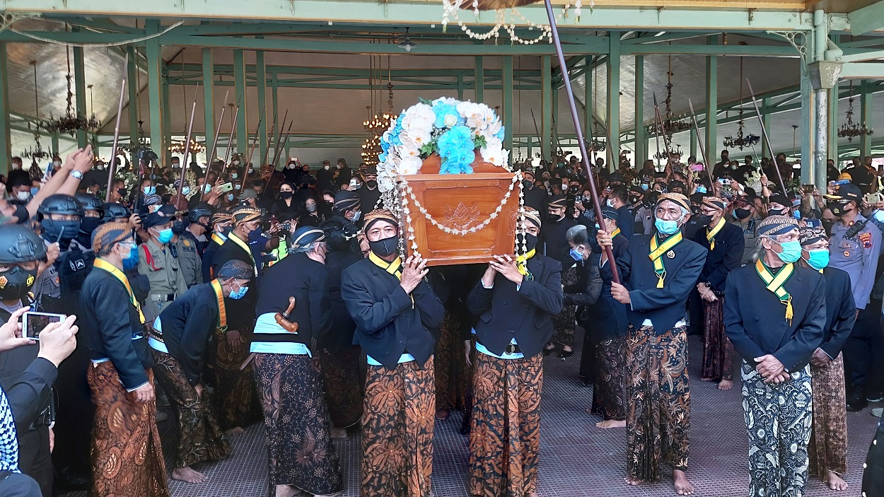 Jenazah KGPAA Mangkunegara IX diberangkat ke Astana Girilayu, Kecamatan Matesih, Karanganyar, Jawa Tengah, Minggu (15/8). (MP/Ismail). 