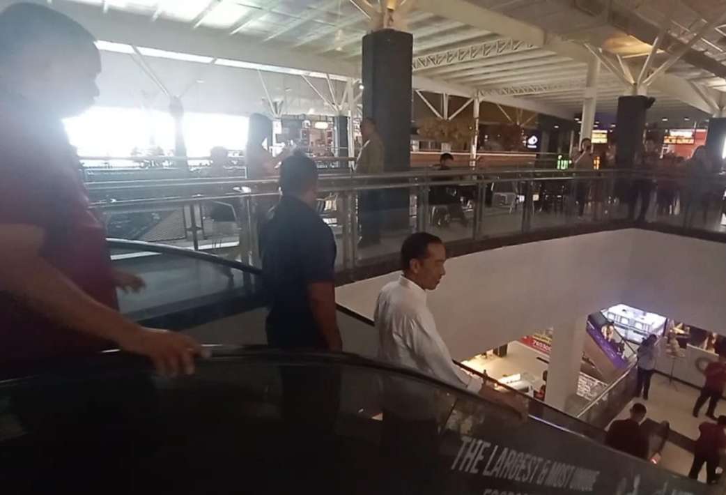 Presiden Jokowi bersama cucunya, Jan Ethes Srinarendra bermain di Solo Paragon Mall, Sabtu (1/2).(MP/Ismail)