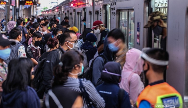 Sejumlah penumpang beraktivitas di Stasiun Tanah Abang, Jakarta, Kamis (11/6/2020). ANTARA FOTO/Fauzan/aww. (ANTARA FOTO/FAUZAN)