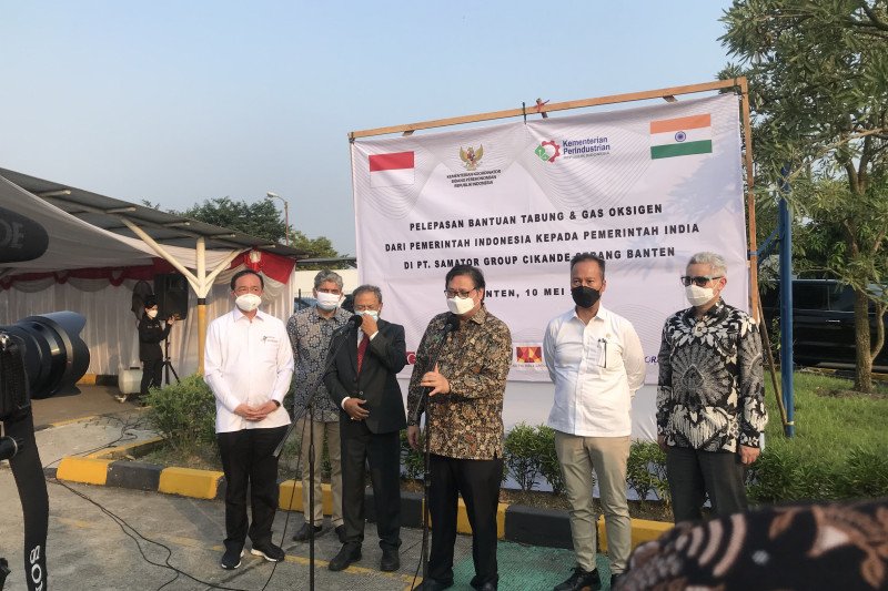 Pengiriman tahap pertama bantuan oksigen ke India. (Foto: Antara)