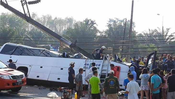 Bus Angkut Wisatawan Tiongkok Kecelakaan, Sopir Tewas, 17 Cedera
