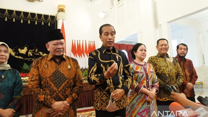 Jokowi Sebut Tak Mungkin Larang Ganjar dan Prabowo Maju ke Pilpres